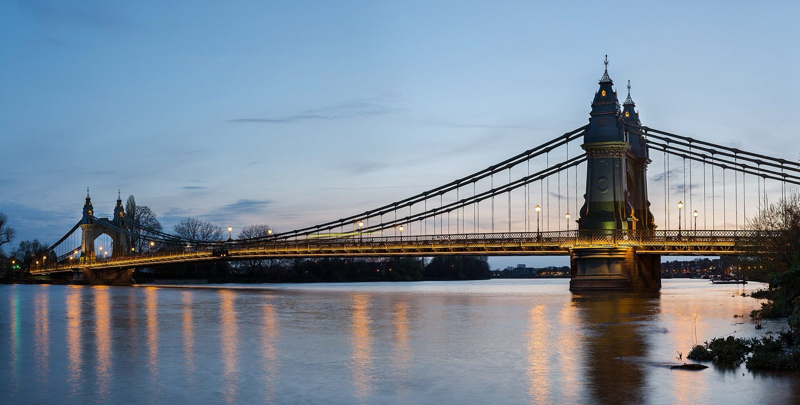Alacakaranlıkta Hammersmith Köprüsü ve Thames