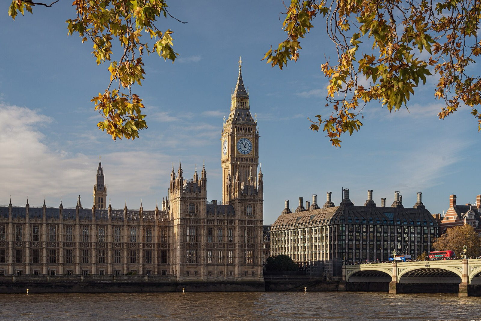 Thames kıyısından Westminster Sarayı ve Elizabeth Tower